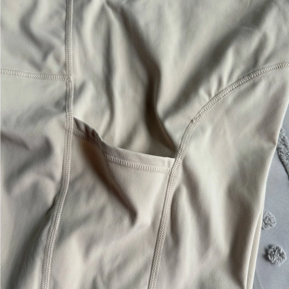 New Mono B High Rise active leggings no seam front and side pocket Sand L